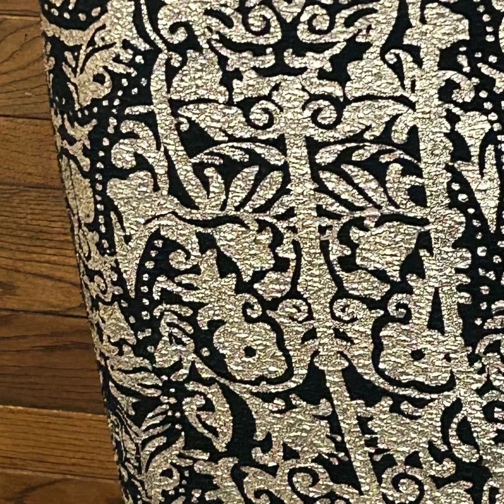 Forever 21. Size medium. Elegant Black and Gold Patterned Pencil Skirt - Picture 2 of 4